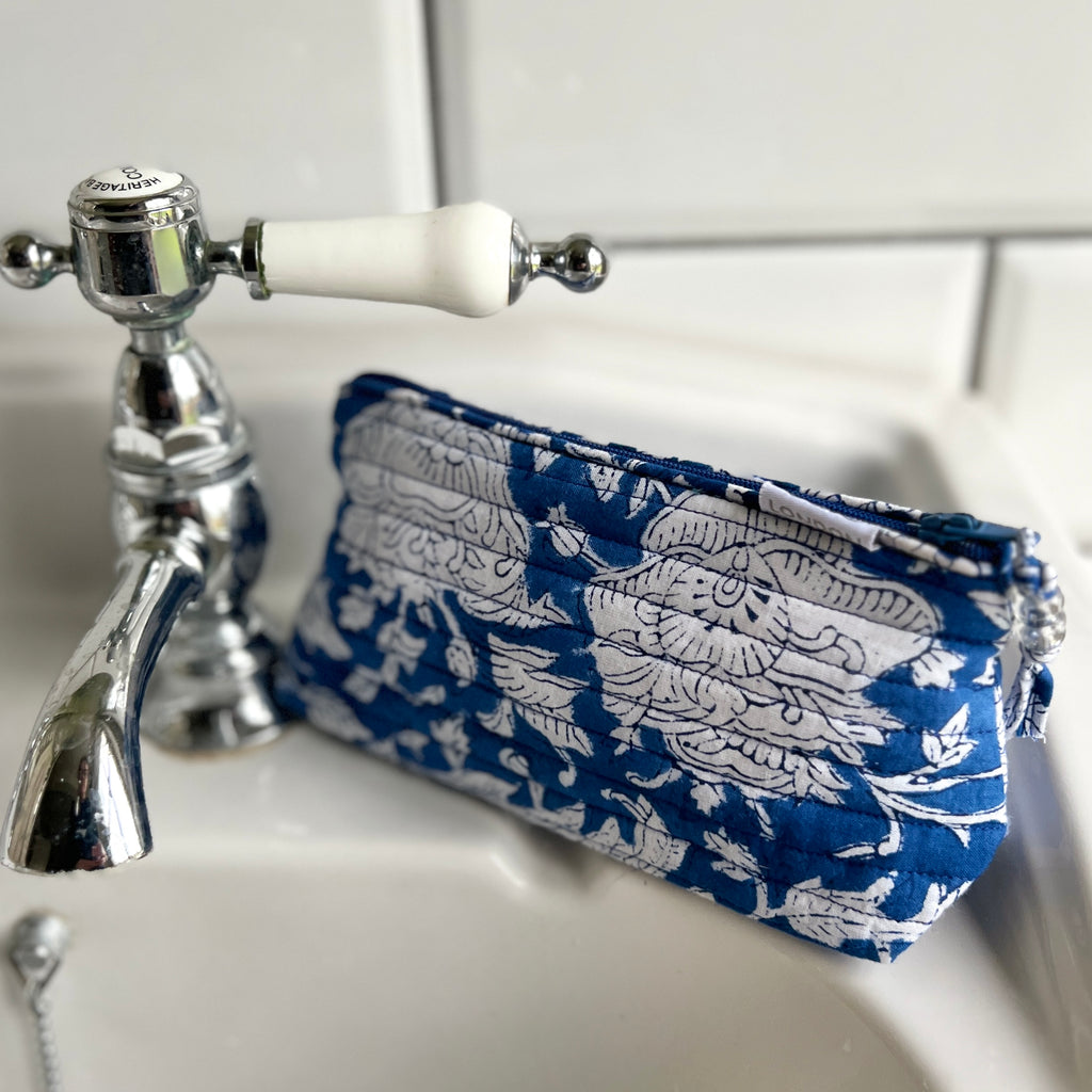 Small quilted cosmetic bag in blue and white flower Print on wash basin